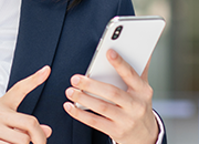 スマホを持つ手