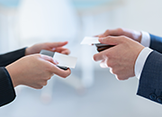 名刺交換をする人