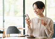 レストランでスマホを持つ女性