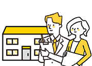 建物の前に立つ男女